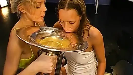 2 ateşli hatun bukkake ggg john thompson'da öpüşmeyi ve sidik değiştirmeyi seviyor