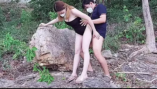 Bikinili kız plajda sikişiyor