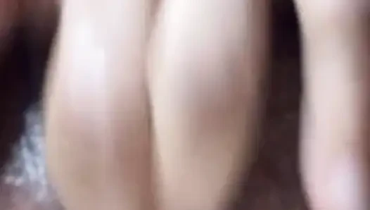 Kıllı erkek arkadaşıyla görüntülü görüşme için ateşli yenge mastürbasyonu