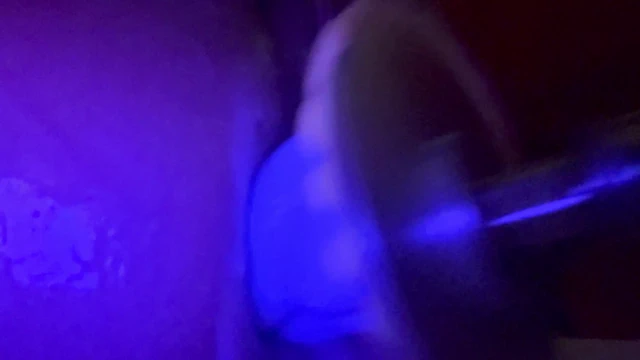 Edepsiz fahişe dölle doluyor ve makine sikiliyor