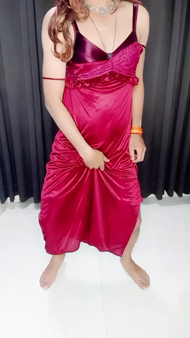 Dün gece seksi elbise giyiyor ve saten gecelik