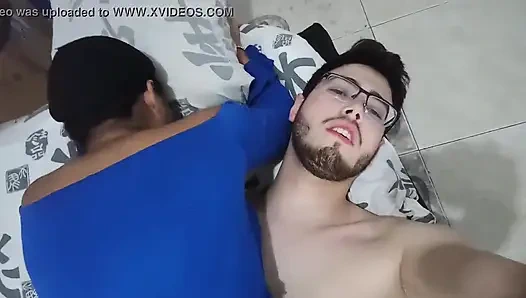 New York Abd'li 18 yaşındaki esmer büyük sarkık memeler üvey erkek kardeşinin büyük yarağını sikiyor bölüm 69