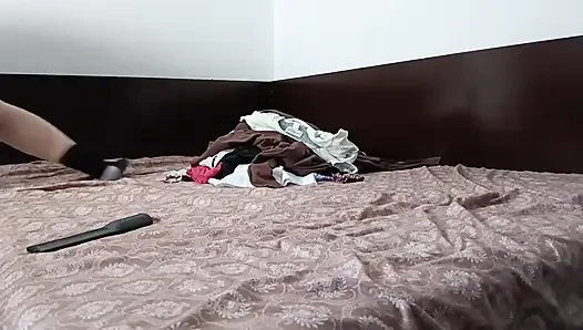 Seksi latin deniyor ve kıyafetlerini kesiyor