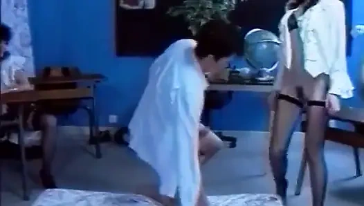Çarpıcı üniversiteli kızlar sikiliyor ve yüzüne boşalma