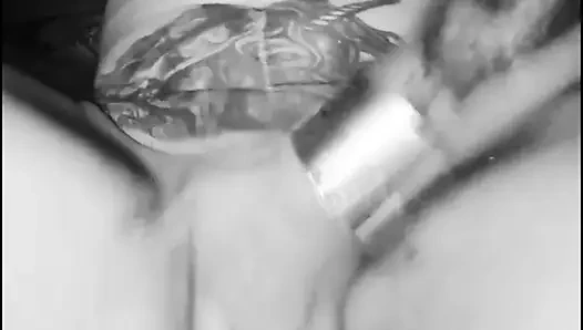 Siyah ve beyaz azdırıcı yavaş striptiz ve edepsiz konuşma mastürbasyonu