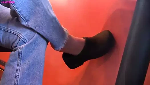 Restoran çalışanı yalınayak ayakkabı oyunu