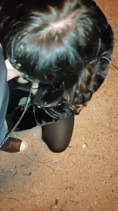 Kocam beni parkta tasmalı bir şekilde yürüyüşe çıkardı. Sonra sikini emmemi istedi. | Klip 1