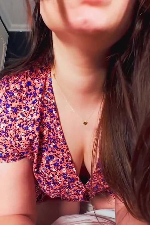 Gerçek amatör ateşli orta yaşlı seksi kadın mükemmel amını domaltarak parmaklıyor
