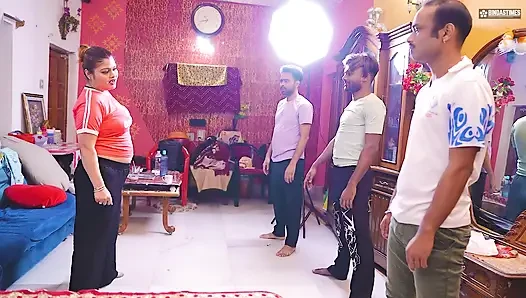 Hintli azgın kadın yoga öğretmeni tüm öğrencileriyle yoga seksi yapmayı öğretiyor (Hintçe ses )