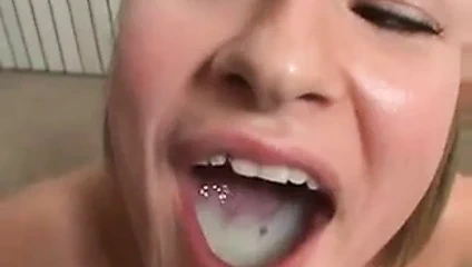 Tatlı kız kırlangıçlar bir dev yapışkan cumload