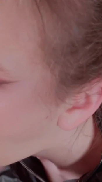 Сногсшибательный момент из "Латексная кукла Ritzy Rain принимает его глубоко в ее глотку и глотает мочу без заблуждения"