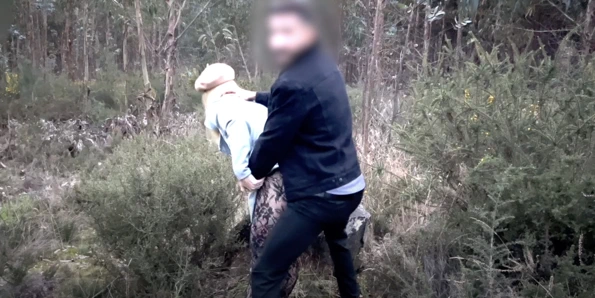 Sıcak sarışın azgın olmaya dayanamadı ve ıslak kediye şaplak attı