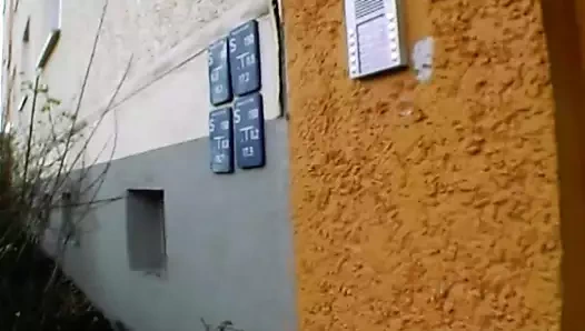 Harika göğüsler ile koyu saçlı Alman bayan mastürbasyon seviyor