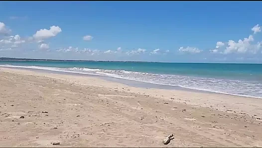 Halkın içinde, plajda açık havada götünü sikiyor, götüne boşalıyor, döl damlıyor