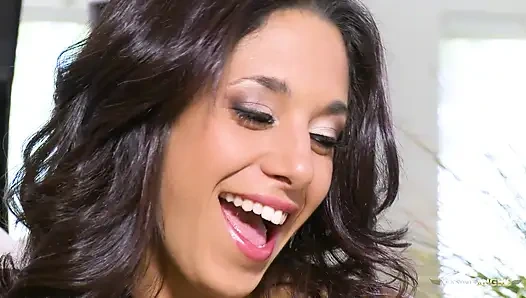 Gia Steel amını öpüyor ve derinden sikiliyor