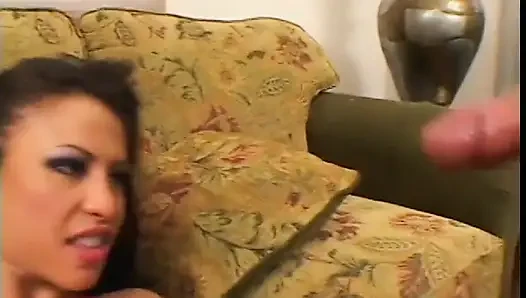 Harika memeli ve götlü eğimli gözlü esmer kadın göt deliğini sert siktiriyor