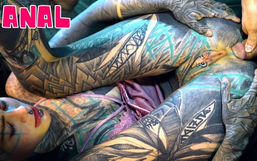 Büyük zenci yarağı güvenlik dövmeli bir kızı amını çok iyi sikerken yakaladı ve anal sikişiyor