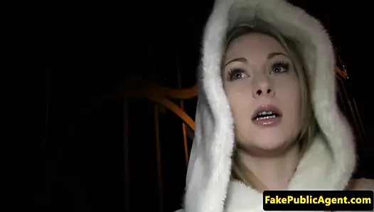 Rus genç kız boşalana kadar yarak emiyor el kamerası çekimi