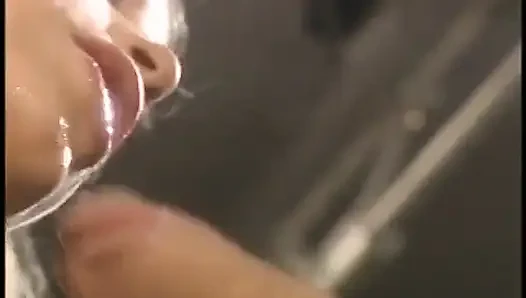 Sarışın barmen bar taburesinde yarak alıyor