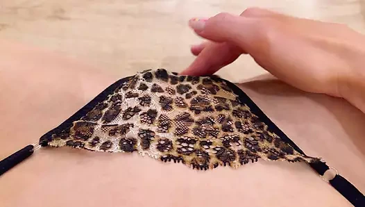 Orgazm olana kadar külotumdan ıslak amcığımla oynuyorum. Yapışkan külot mastürbasyonu