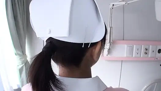 Orta yaşlı adam ve beyazlar içindeki melek