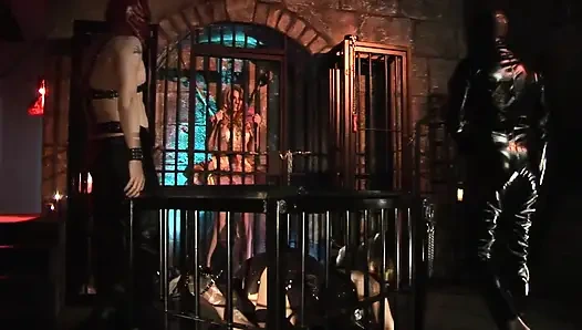 Şeytan seks zindanında kurbanlarını sikiyor