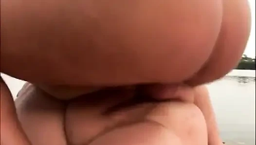 Sarışın şişman plajda sikişiyor