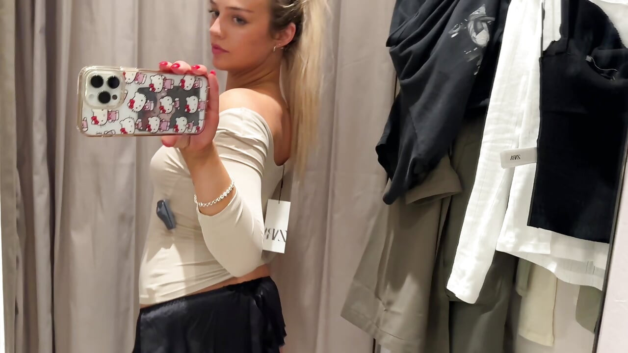 Minyon seksi İngiliz genç kız umumi soyunma odasında transparan kıyafetler deniyor