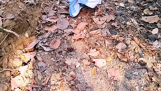 Desi açık havada ormanda sikişiyor. Üvey anne ve üvey oğlu ormanda sert sikişiyor. Telugu edepsizce konuşuyor.
