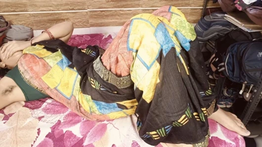 Hintli evli kadın kocasının arkadaşı tarafından yatak odasında sikiliyor.