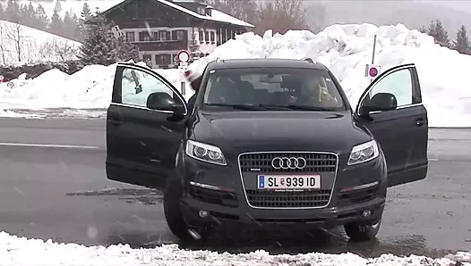 Çılgın pirsingli orta yaşlı seksi kadın siyah yarağı sikiyor