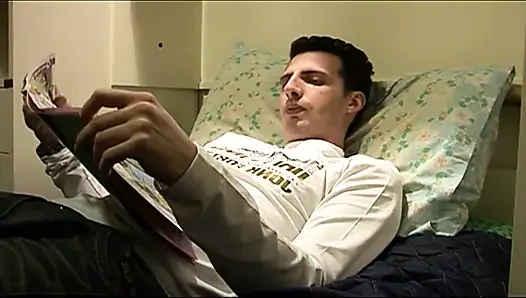 İri göğüslü orta yaşlı seksi kadın büyük yarağa biniyor