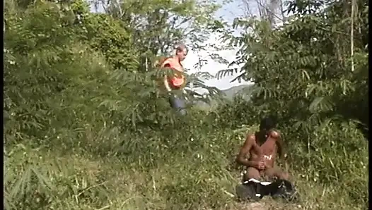 İki azgın oğlanla açık havada eğlence