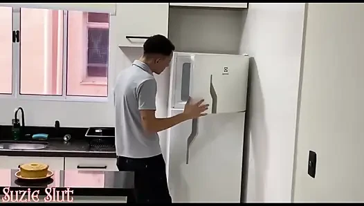 Üvey annem beni üvey babam için yaptığı pastayla mastürbasyon yaparken yakalıyor, beni çok sert seksle cezalandırıyor