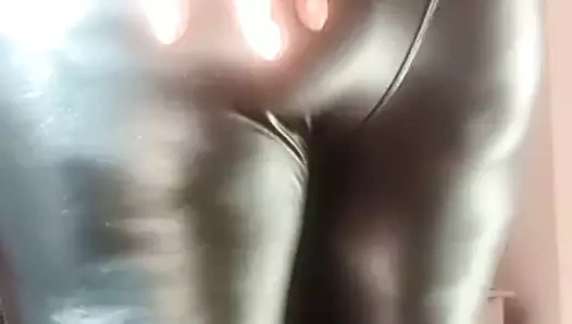 Büyük göt abanoz kızdırmak içinde sıkı siyah deri pantolon