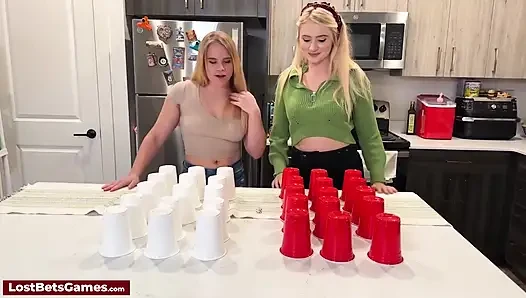Taylor oyuncu striptiz zarı kupası oyunu için Maddie ile çifte çıkıyor