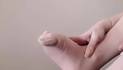 Naylon çoraplı ayaklar ve pençeler aman tanrım