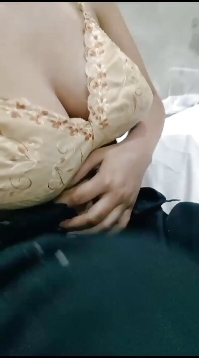 Seksi üvey kız kardeş üvey erkek kardeşiyle seks yapıyor