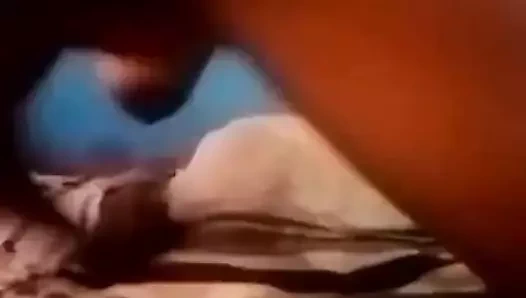 Anal bağımlısı, olgun mastürbasyon yaparken fışkırtarak parmaklıyor