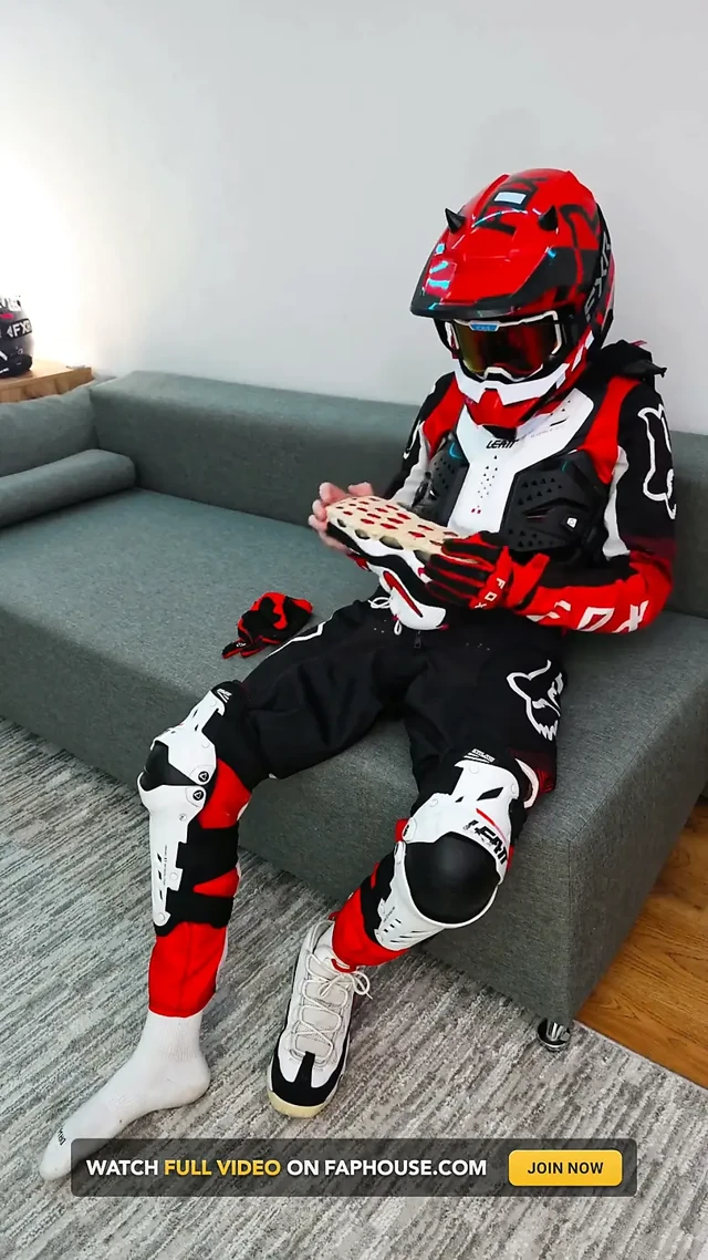 Motocross takım elbisesi giyerken nike spor ayakkabıları sikiyor