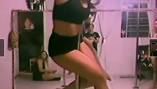 Angela no poli dence fazendo estrip