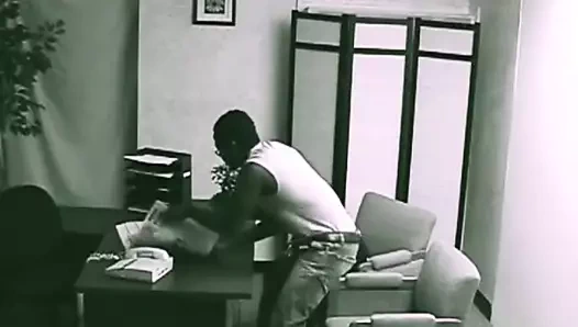 Ateşli zenci oral seks yapıyor ve yarağa biniyor