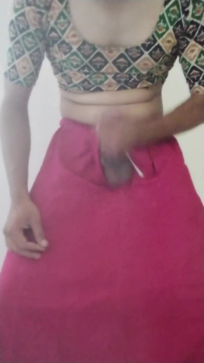 Saree giymiş azgın crossdresser ayakta mastürbasyon | Bölüm 1