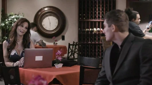 ADULT TIME - olgun orta yaşlı seksi kadın syren de mer adamla kör randevudan sonra büyük boşalma alıyor! TAM SAHNE