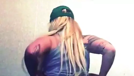 Swagruspanda evde twerk