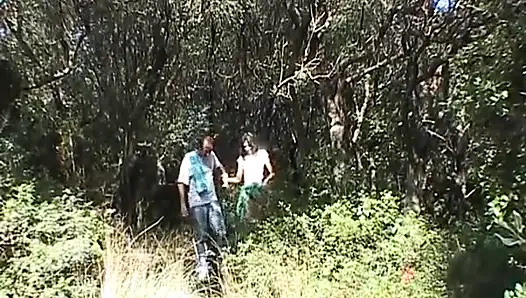 Une randonnée et son entraîneur baisent sur le sentier