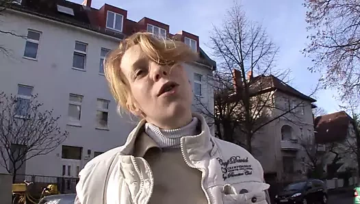 Sarışın kız tombul bir adamın yarağını alıyor