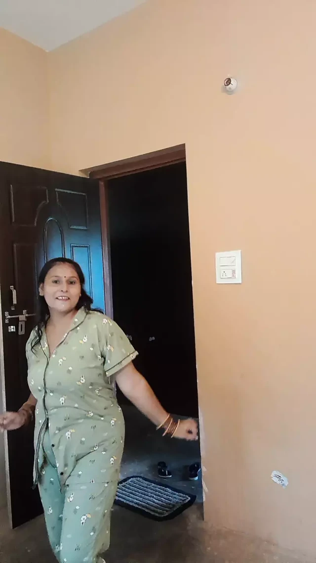 Puja bebek yerde dans ediyor