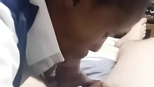 Zenci kız beyaz yarağı emiyor ve mastürbasyon yapıyor ve lezzetli götüne boşalma