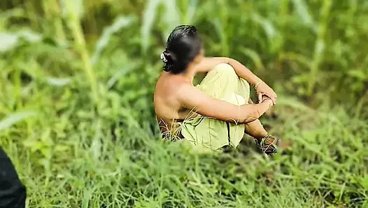 Hintli kız Soniya üvey babası tarafından açık havada sert sikiliyor, Hintçe seks, Hintçe ses